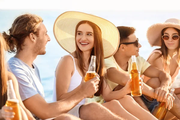 Arkadaşlar deniz plajında bira içiyor