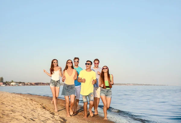 Przyjaciele biegający po plaży morskiej — Zdjęcie stockowe