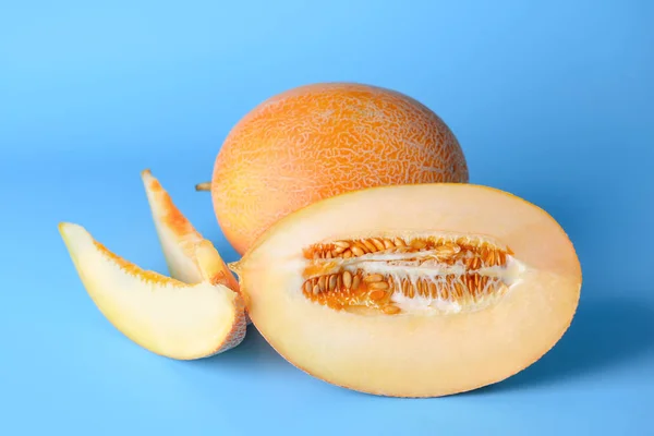 Söta mogna meloner på färg bakgrund — Stockfoto