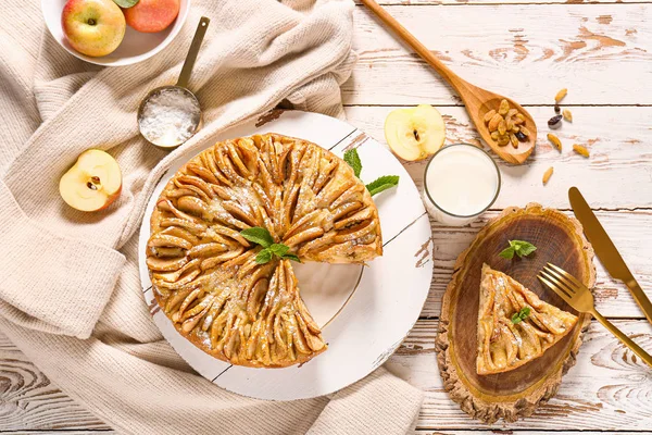 Masada elmalı turta ile kompozisyon