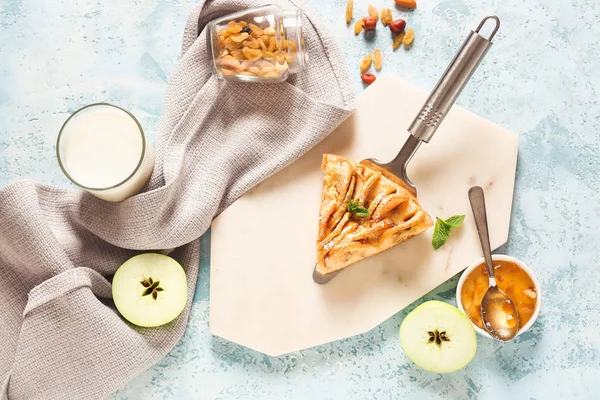Композиція з солодким яблучним пирогом на столі — стокове фото