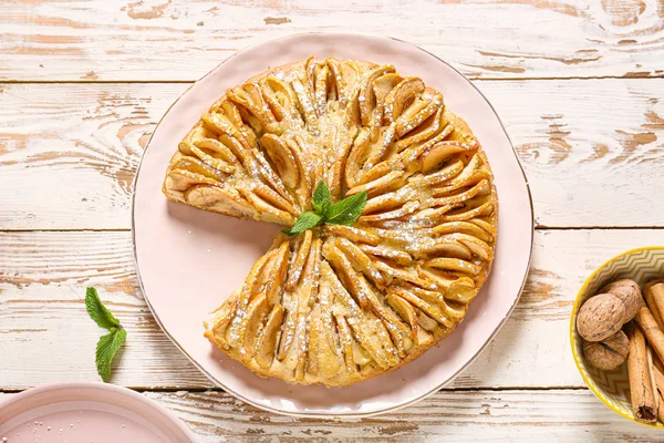 Ahşap masada tatlı elmalı turta