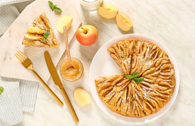 Masada elmalı turta ile kompozisyon