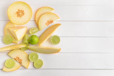 Beyaz ahşap arka planda limonlu lezzetli kavun.