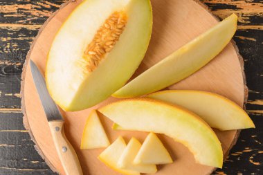 Tahtada bıçak olan lezzetli bir kavun.