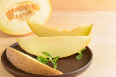 Ahşap masada lezzetli kavun tabağı