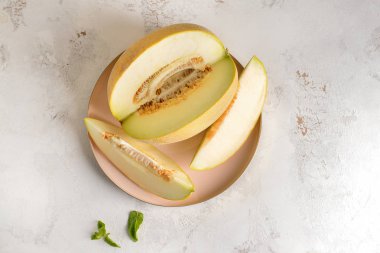 Gri arkaplanda lezzetli kavun tabağı