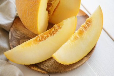 Beyaz ahşap masada lezzetli kavun tabağı.