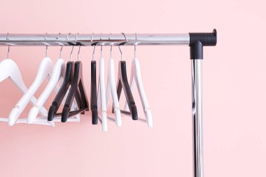 Renk arkaplanında elbise askısı olan dizin