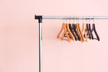 Renk arkaplanında elbise askısı olan dizin