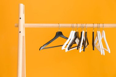 Renk arkaplanında elbise askısı olan dizin