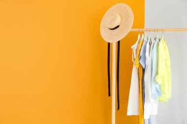 Renkli arka planda asılı giysiler ile Raf