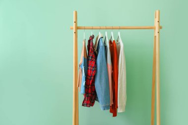 Renkli arka planda asılı giysiler ile Raf