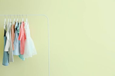 Renkli arka planda asılı giysiler ile Raf