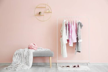 Koridorun içinde elbise askısı var.