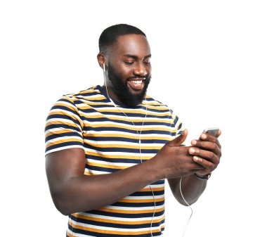 Beyaz arka planda müzik dinleyen mutlu Afro-Amerikalı adam