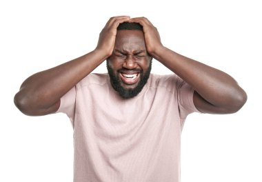 Beyaz arka planda baş ağrısından muzdarip yakışıklı Afro-Amerikalı adam.