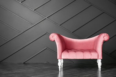 Karanlık duvarının yakınında rahat kanepe