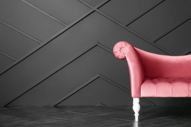 Karanlık duvarının yakınında rahat kanepe