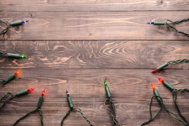 Ahşap arka planda Noel ışıkları