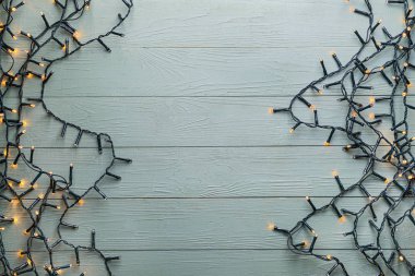 Ahşap arka planda Noel ışıkları