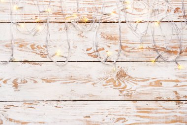 Ahşap arka planda Noel ışıkları