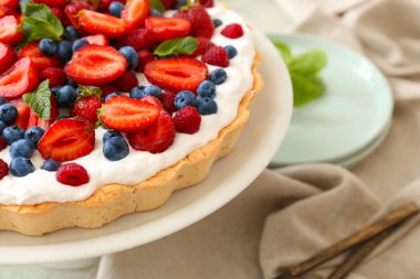 Lezzetli böğürtlenli turtayla ayakta durun, yakın plan