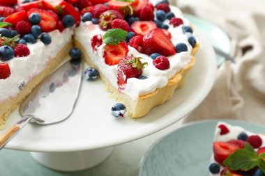 Lezzetli böğürtlenli turtayla ayakta durun, yakın plan