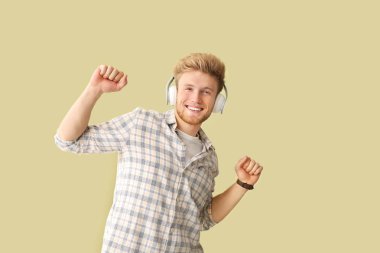 Mutlu genç adam müzik dinlerken arka planda