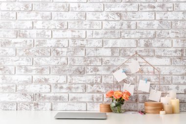 Tuğla duvarın yanında rahat bir iş yeri