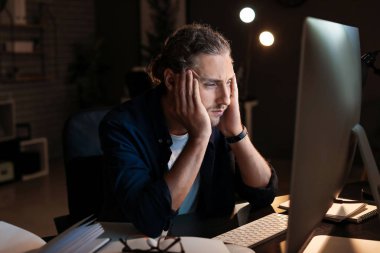 Yorgun adam son teslim tarihine yetişmeye çalışıyor.