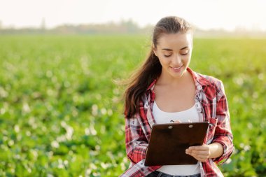 Alanında çalışan kadın çiftçi