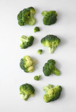 Beyaz arka planda taze brokoli lahanası