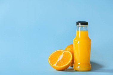 Renkli bir şişe taze portakal suyu.