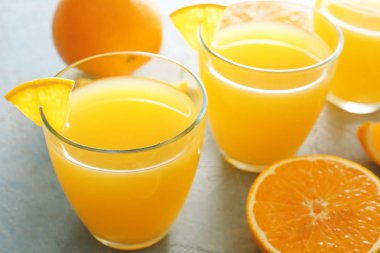 Kadeh tabloda, closeup taze portakal suyu