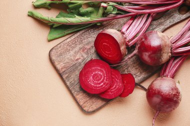 Arkaplanda tahta pancarı olan taze pancarlar