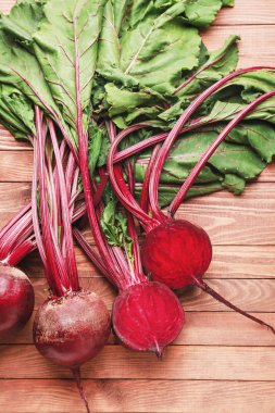 ahşap zemin üzerinde taze pancar