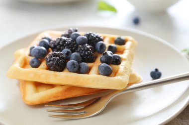 Çilek plaka, closeup ile lezzetli waffle