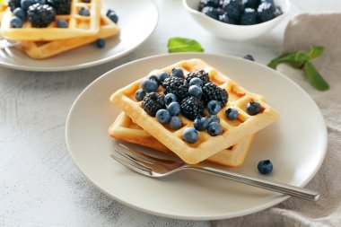 Çilek plaka ile lezzetli waffle