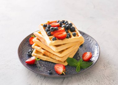 Masada lezzetli waffle ve çilek ile Plaka