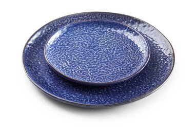 Beyaz arkaplanda boş seramik plakalar