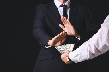 İşadamı karanlık arka plana karşı rüşvet almayı reddediyor