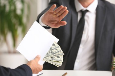 İş adamı iş yerinde rüşvet almayı reddediyor