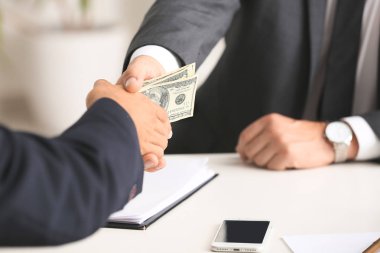 İş adamı işyerinde rüşvet alıyor