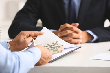İş adamı işyerinde rüşvet alıyor