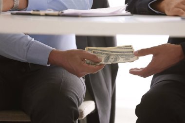 İş adamı işyerinde rüşvet alıyor