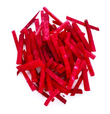 Beyaz arkaplanda taze kesilmiş pancar