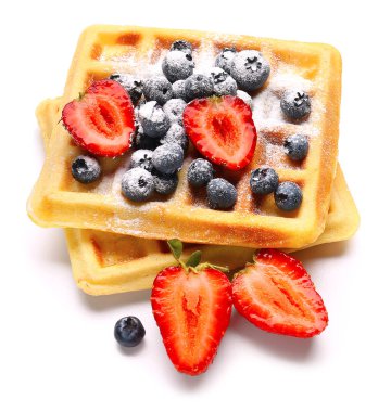 Beyaz arka planda çilek ile lezzetli waffle