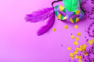 Renkli arka planda karnaval maskesi ve dekor. Mardi Gras Kutlaması (Şişman Salı)