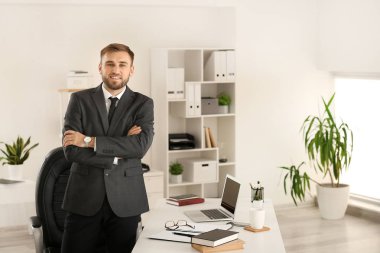 Ofisteki yakışıklı iş adamı portresi